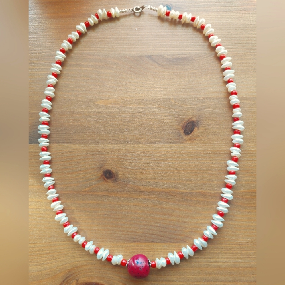 Faux pearl and coral glass beads necklace